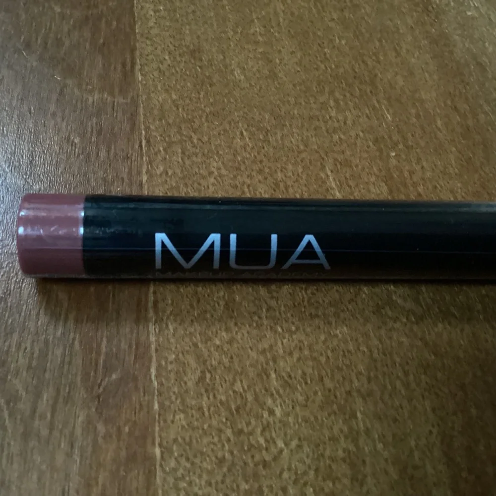 MUA Make Up Academy Velvet Touch Anti-Feathering Lipstick #739 Blush